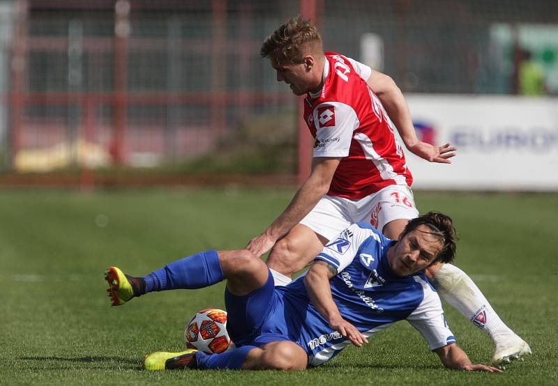 Utkání Fobalové národní ligy mezi FK Pardubice (ve červenobílém) a FC Sellier & Bellot Vlašim (v modrobílém) na hřišti pod Vinicí v Pardubicích.