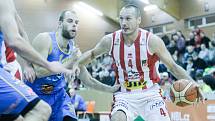 Basketbalové utkání Kooperativy NBL mezi BK JIP Pardubice (v bíločerném) a Basket Fio banka Jindřichův Hradec (v modrém) v pardubické hale na Dašické.