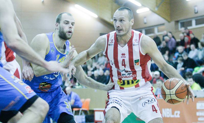 Basketbalové utkání Kooperativy NBL mezi BK JIP Pardubice (v bíločerném) a Basket Fio banka Jindřichův Hradec (v modrém) v pardubické hale na Dašické.