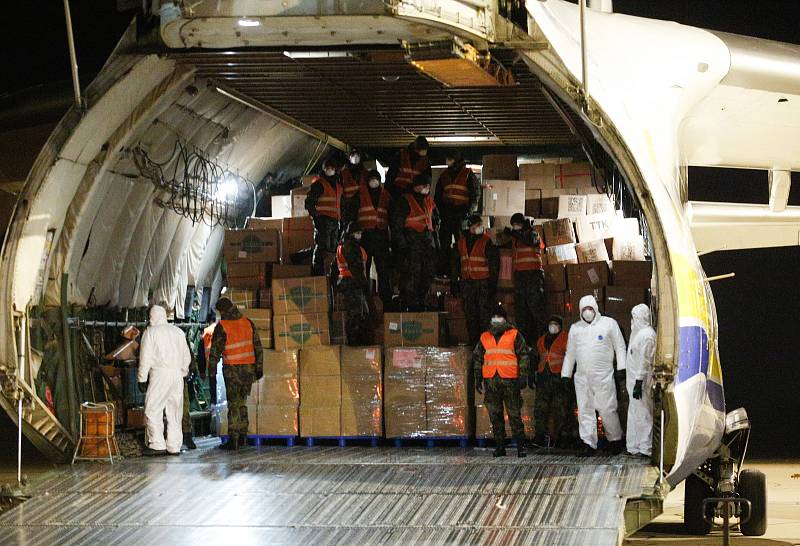 Na pardubickém letišti přistál nákladní speciál Antonov An-124-100M Ruslan s dalším nákladem  zdravotnického materiálu a ochraných prostředků.