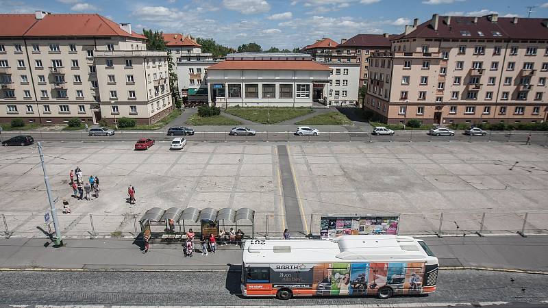 Náměstí dukelských hrdinů na pardubickém sídlišti Dukla. 3. července začala jeho rekonstrukce.