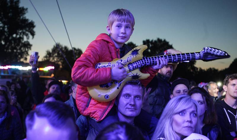 Studentské oslavy příchodu máje Majáles na louce u koupaliště na Cihelně.