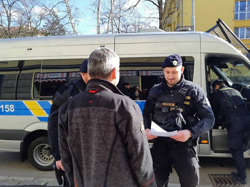 Policisté při kontrole obchodů.