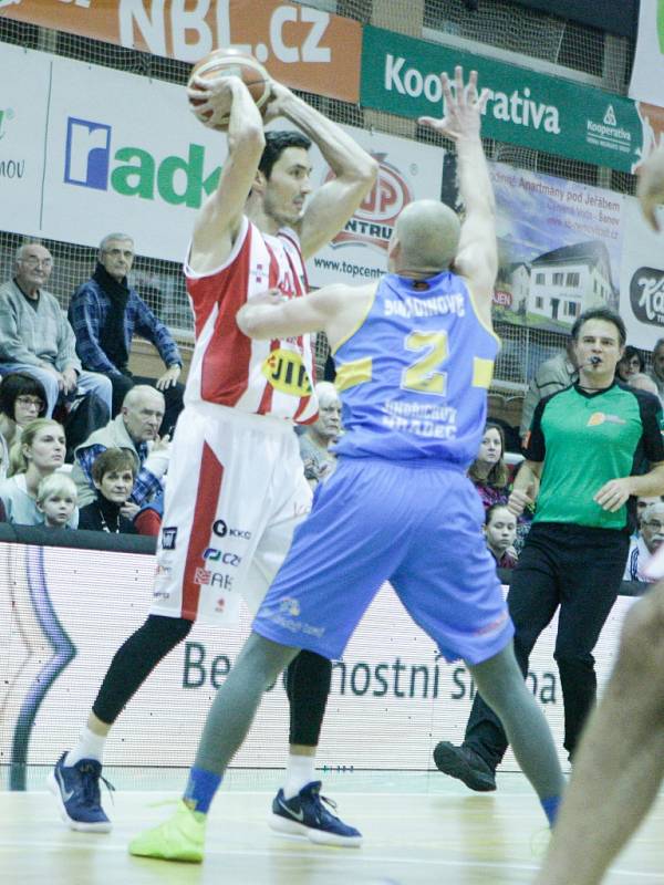Basketbalové utkání Kooperativy NBL mezi BK JIP Pardubice (v bíločerném) a Basket Fio banka Jindřichův Hradec (v modrém) v pardubické hale na Dašické.