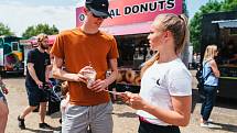 Na pardubický Food Truck Fest se sjely desítky majitelů trucků, kteří si připravili rozmanité nabídky plné tradičního místního jídla i pochutin ze světa.