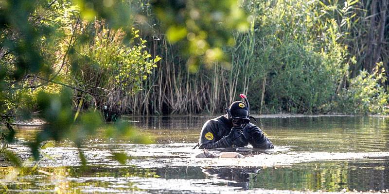 Utonulého muže z písníku Hrádek vylovili policejní potápěči.