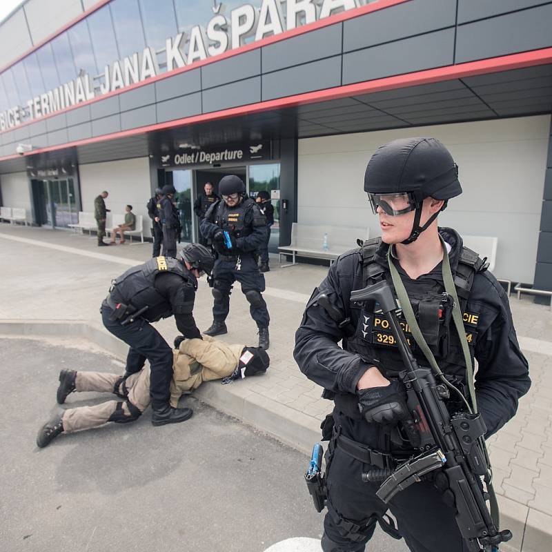 Výcvik měl policisty seznámit i s okolím terminálu.