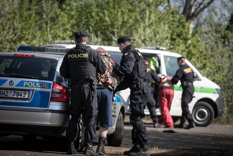 Dvojici útočníků si nakonec přebírá hlídka Policie ČR.