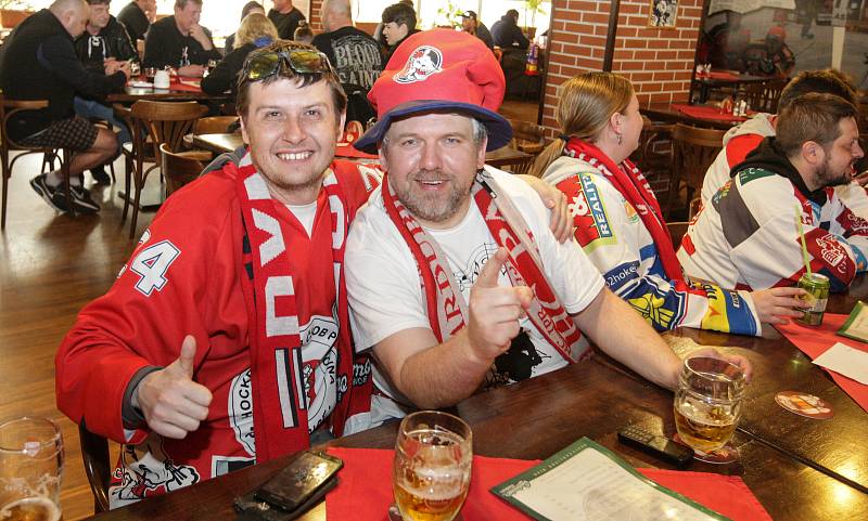 Výjezd Dynamo fans do Českých Budějovic na zápas baráže o udržení Tipsport extraligy v ledním hokeji mezi ČEZ Motor České Budějovice a HC Dynamo Pardubice.