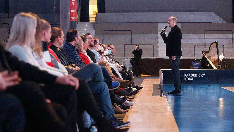 Komorní filharmonie a basketbalový klub se znovu daly dohromady a uspořádaly osmý díl akce Hrajeme spolu za Pardubice. 