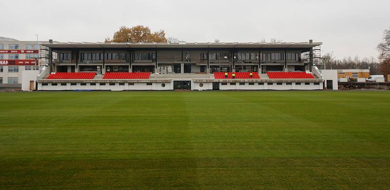 Nový fotbalový stadion prvoligového týmu FK Pardubice v prostorách bývalého Letního stadinu v Pardubicích  je téměř hotov.