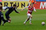 Fotbalové utkání Fortuna ligy mezi FK Pardubice (v červenobílém) a 1.FC Slovácko ( v modrém) na Městském stadionu Ďolíček v Praze.