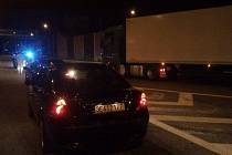 Kvůli hlášenému řidiči v protisměru policisté u Doubravického nadjezdu zastavili dopravu. 
