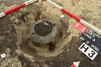 Keramická nádoba – urna, s pozůstatky žárového pohřbu z mladší doby bronzové (1250 – 1000 př. n. l.) Zdroj: VČM