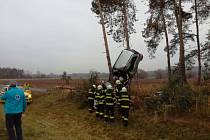 Vážná dopravní nehoda u Pohřebačky. Automobil skončil zaklíněný ve stromech u cesty.