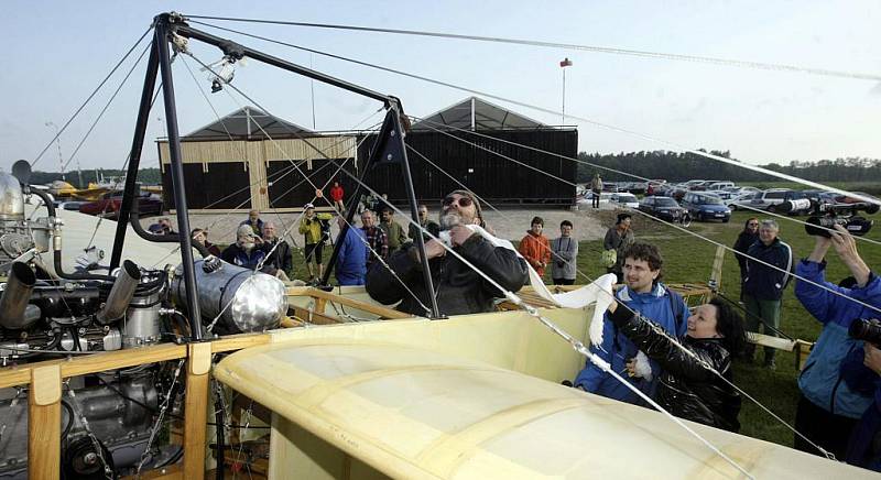 Přesně po sto letech se měl z Pardubic ku Praze vydat letoun blériot. Počasí mu to ale znemožnilo 