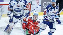 Hokejové utkání Tipsport extraligy v ledním hokeji mezi HC Dynamo Pardubice (v červenobílém) a HC Kometa Brno (v bílomodrém) pardudubické enterie areně.