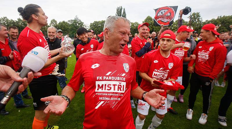 Oslavy titulu mistra Fobalové národní ligy týmu FK Pardubice na hřišti pod Vinicí v Pardubicích.