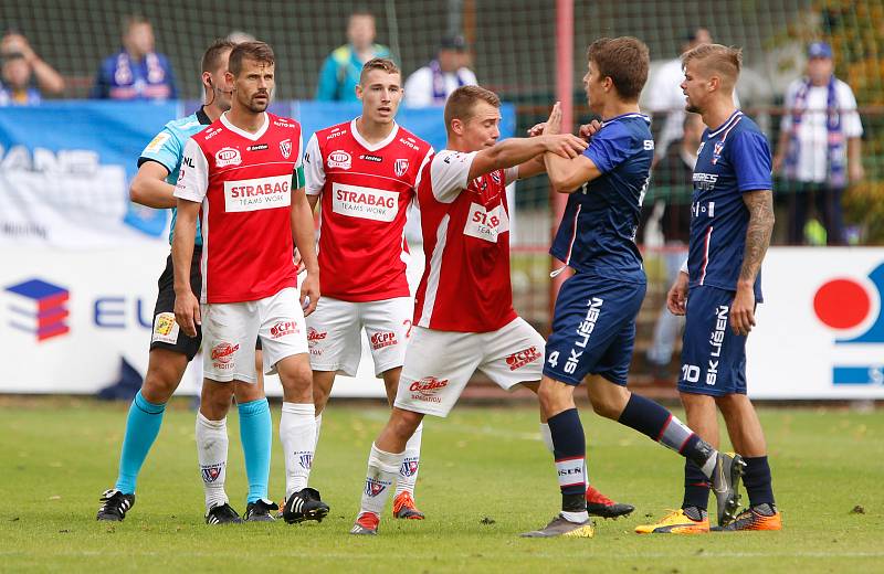 Utkání Fobalové národní ligy mezi FK Pardubice (ve červenobílém) a SK Líšeň ( v modrém) na hřišti pod Vinicí v Pardubicích.