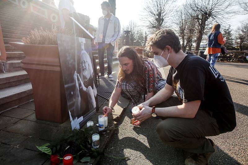 Pohřeb pardubického rodáka a osobnosti undergroundu Lumíra "Zilvara" Sokola se nesl v duchu hippies tak,  jak si před smrtí sám přál.