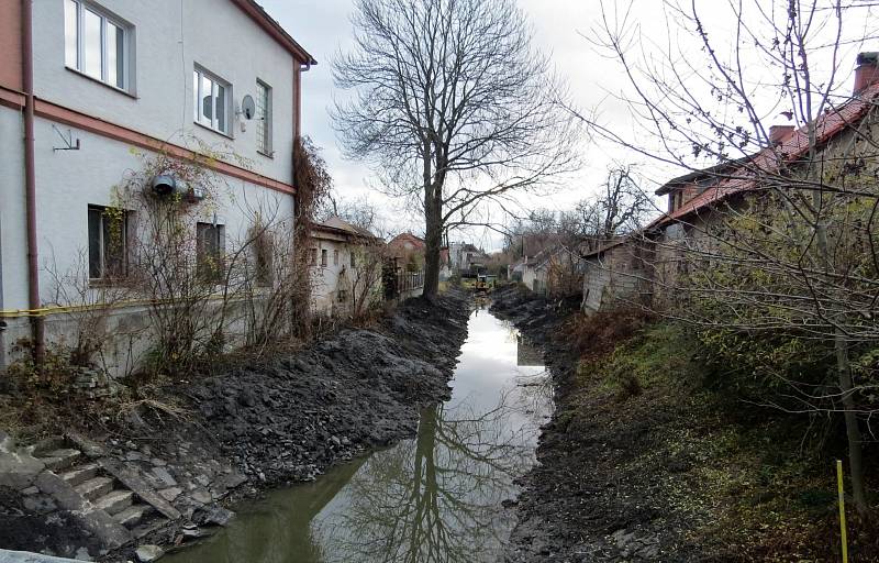 Čištění koryta potoka v Dolní Rovni.