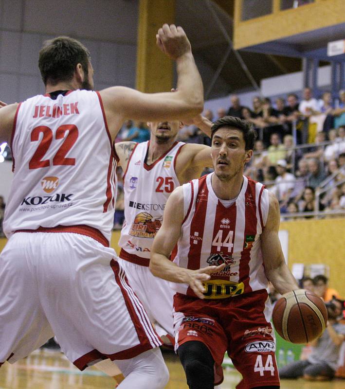 Basketbalové utkání o třetí místo Kooperativa NBL mezi DEKSTONE Tuři Svitav (v bíločerveném) a BK JIP Pardubice (v červenobílém) ve Svitavské hale na Střelnici.