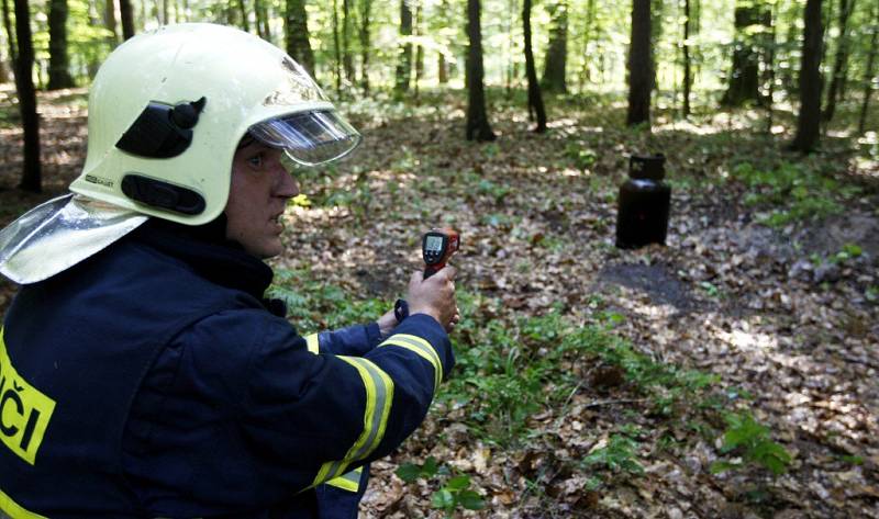 K měření teploty plynové lahve používají hasiči speciální "dálkový" teploměr