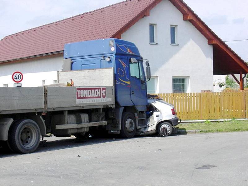 Žena za volantem felicie neměla šanci přežít, její spolujezdkyni z místa neštěstí odváželi záchranáři vrtulníkem v kritickém stavu.