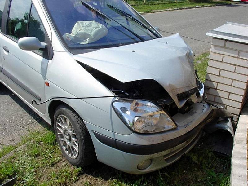 Třetí vozidlo skončilo odhozené na straně. I zde došlo ke zranění