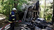 V hořící chatě našli hasiči granát a proto přivolali i policejního pyrotechnika. Naštěstí šlo ale jen o neškodnou atrapu