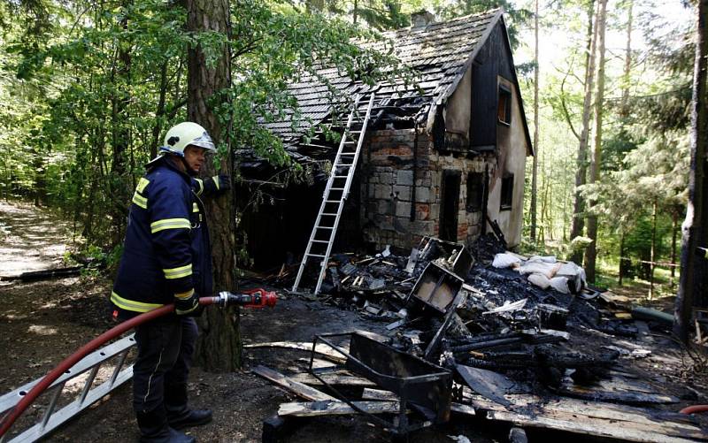 V hořící chatě našli hasiči granát a proto přivolali i policejního pyrotechnika. Naštěstí šlo ale jen o neškodnou atrapu