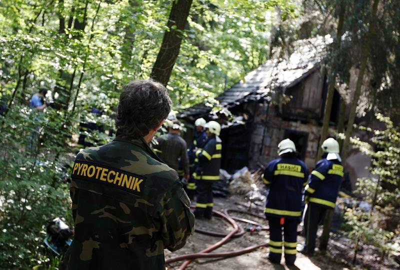 V hořící chatě našli hasiči granát a proto přivolali i policejního pyrotechnika. Naštěstí šlo ale jen o neškodnou atrapu