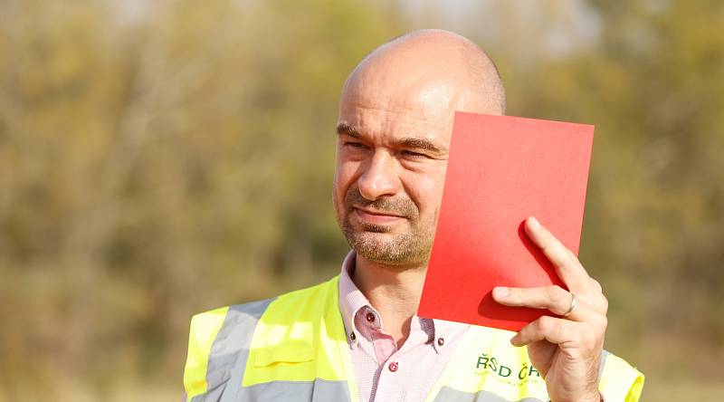 Setkání kandidátů  na hejtmana Pardubického kraje na rozestavěné dálnici D35 u Opatovic nad Labem.