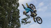 Freestyle motokrosař Filip Podmol přeskakoval slavnou překážku na dostihovém závodišti v Pardubicích. V rámci akce Barth Day předvedl divákům řadu svých triků.