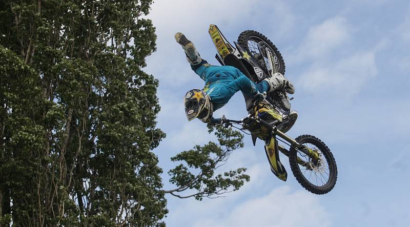 Freestyle motokrosař Filip Podmol přeskakoval slavnou překážku na dostihovém závodišti v Pardubicích. V rámci akce Barth Day předvedl divákům řadu svých triků.