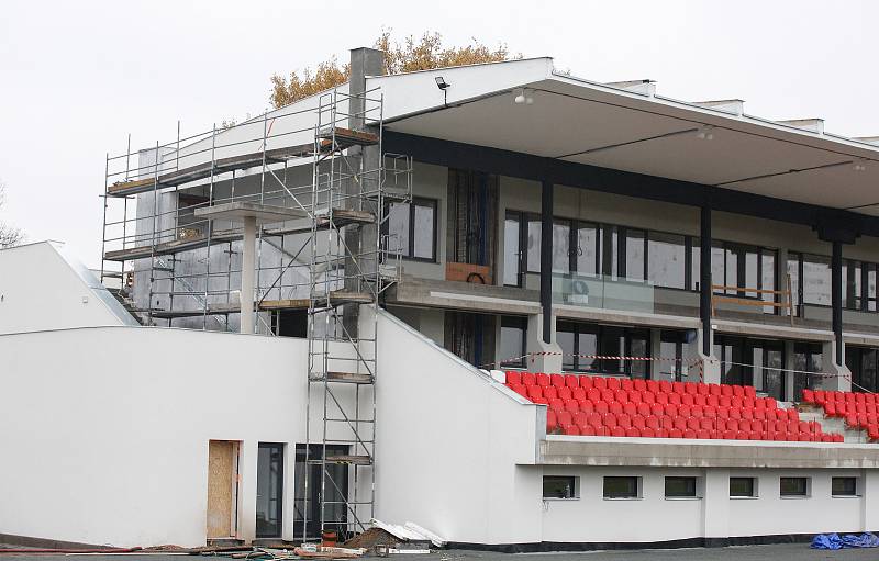 Nový fotbalový stadion prvoligového týmu FK Pardubice v prostorách bývalého Letního stadinu v Pardubicích  je téměř hotov.