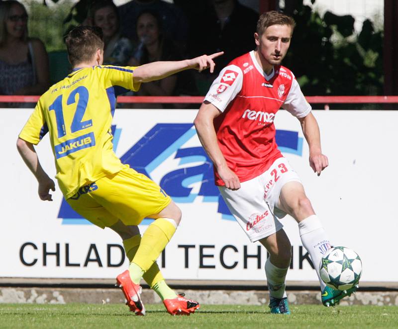 Utkání Fobalové národní ligy mezi FK Pardubice (ve červenobílém) a  FK Varnsdorf  (ve žlutém) na hřišti pod Vinicí v Pardubicích.