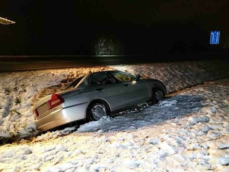 Sněžení zaskočilo řidiče na Svitavsku a Orlickoústecku. Tam koncem listopadu v kopcích uvízly kamiony a policisté řešily několik dopravních nehod, včetně nehody autobusu. Jedna z kolizí skončila tragicky