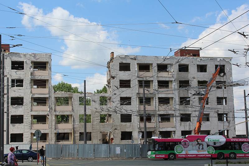 U vlakového nádraží v Pardubicích začala tento týden stavba terminálu pro autobusovou regionální dopravu. Součástí prací je i částečná demolice bytového domu, který tam stojí.