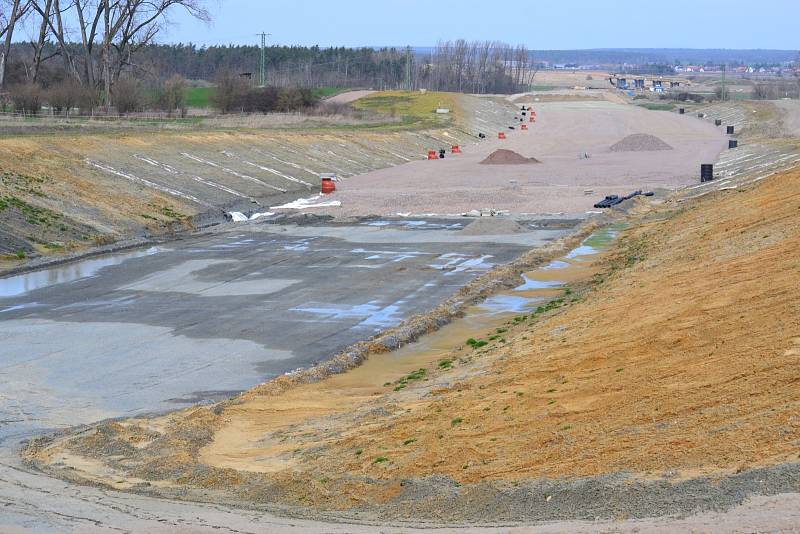 Stav výstavby dálnice D35 v úseku Opatovice - Časy na počátku dubna 2021