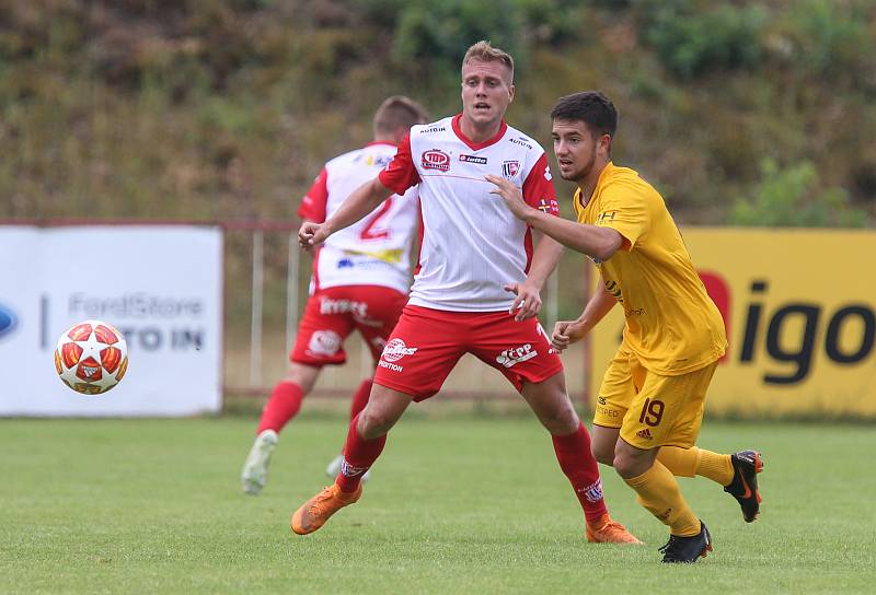 Fotbalová příprava: FK Pardubice (v červenobílém) a Dukla Praha B (ve žlutém) na hřišti Na Dolíčku.