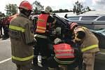 Dvanáct jednotek dobrovolných hasičů z celého kraje v Pardubicích poměřilo své síly v soutěži ve vyprošťování při dopravní nehodě.