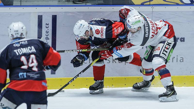 Hokejové utkání 10. kola baráže o udržení Tipsport extraligy v ledním hokeji mezi HC Dynamo Pardubice (v bílém) a Piráty Chomutov v pardudubické ČSOB pojišťovna areně.