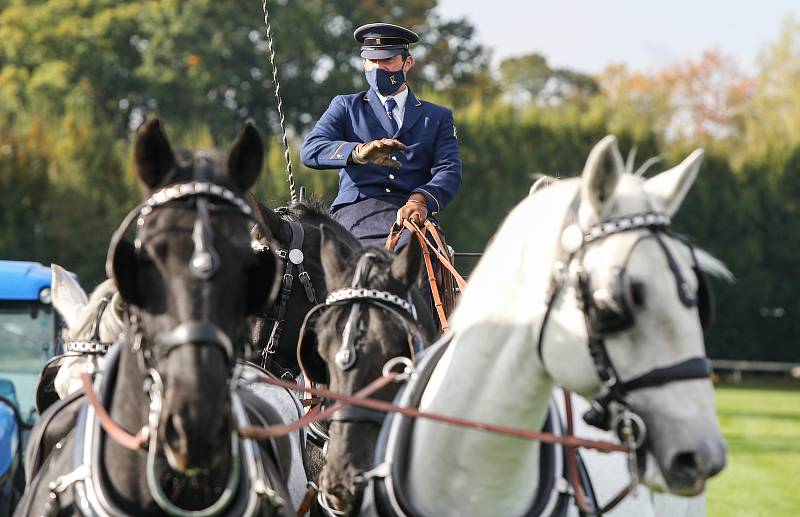 Zahájení 130. Velké pardubické se Slavia pojišťovnou, která se konalo před prázdnými tribunami na pardubickém dostihovém závodišti.