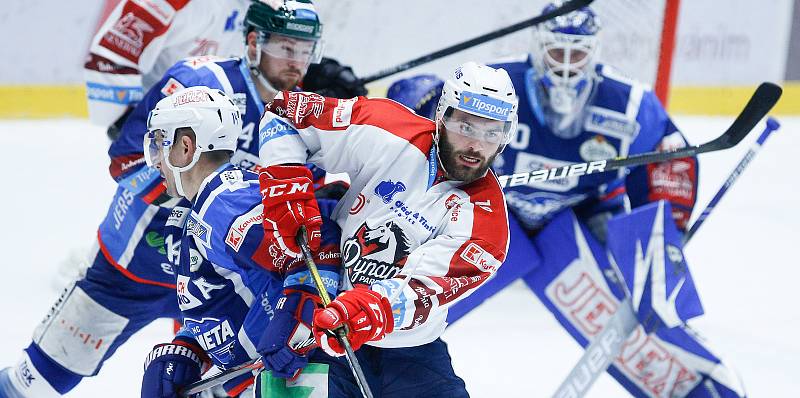 Hokejové utkání Tipsport extraligy v ledním hokeji mezi HC Dynamo Pardubice (v bíločerveném) a HC Kometa Brno (v modrobílém) v pardudubické enterie areně.