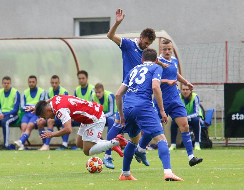 Utkání Fobalové národní ligy mezi FK Pardubice (ve červenobílém) a FC Slavoj Vyšehrad (v modrém) na hřišti pod Vinicí v Pardubicích.