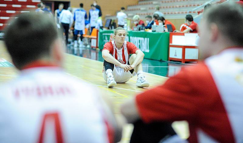 Basketbalové utkání play off Kooperativy NBL mezi BK JIP Pardubice (v bíločerném) a BC Geosan Kolín (v modrém) v pardubické hale na Dašické.