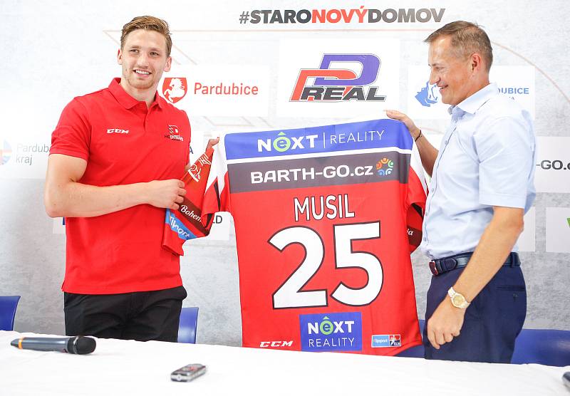 Hokejový klub HC Dynamo Pardubice představil novou posilu - útočníka Adama Musila.