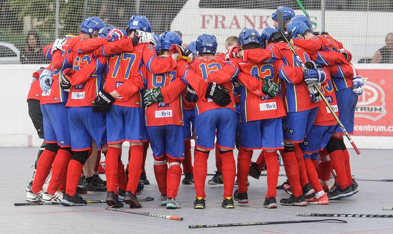 Čtvrté finále hokejbalové play-off CROSSDOCK extraligy mezi HBC Autosklo-H.A.K. Pardubice (v bílomodrém) a  HC Kert Park Praha(v červeném) na hřišri v Polabinách.