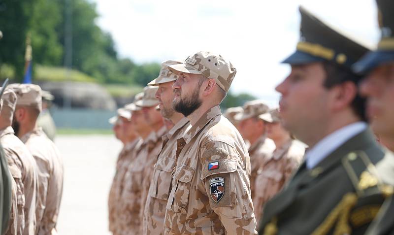 Slavnostní nástup vojáků 20. úkolové uskupení Armády ČR, kteří se vrátili z Afghánistánu, na letišti v Pardubicích.